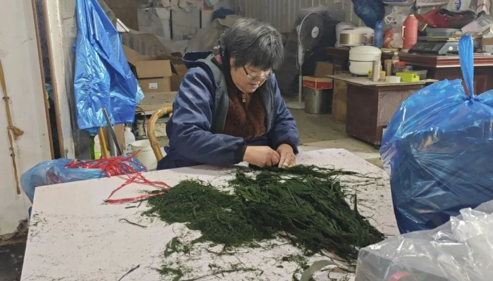 经营户正在整理干货。章渝婷 摄