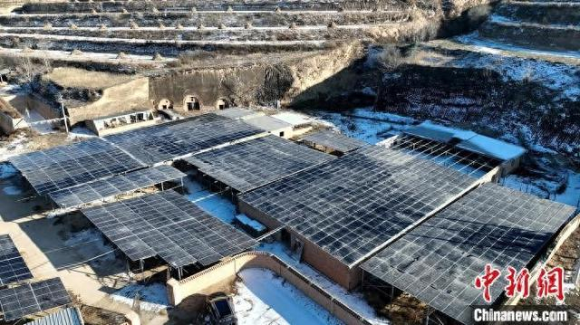 宁夏彭阳首个家庭光伏电站实现并网发电。 扈志明 摄