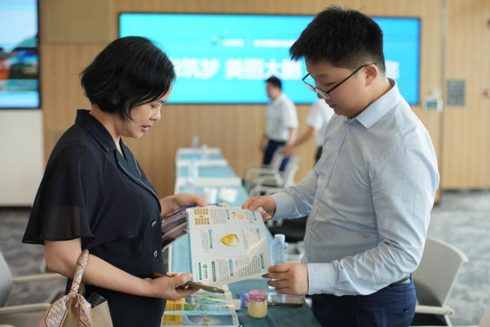 △深圳农商银行客户经理向企业详细介绍特色信贷产品