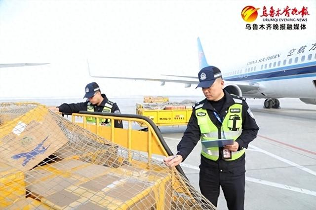 　　市公安局机场分局民警对航班运载货物开展安全检查。通讯员王梓瑞摄