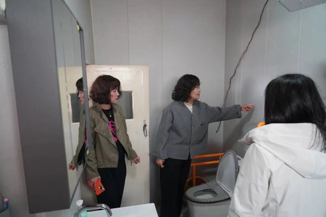互检互观组在伊金霍洛旗观摩残疾人家庭无障碍改造情况。（内蒙古残联供图）