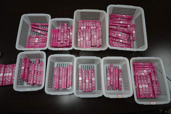 警方在抓捕现场查获的直播间使用的盲盒。上海警方供图