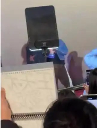 观众被灯光遮挡。