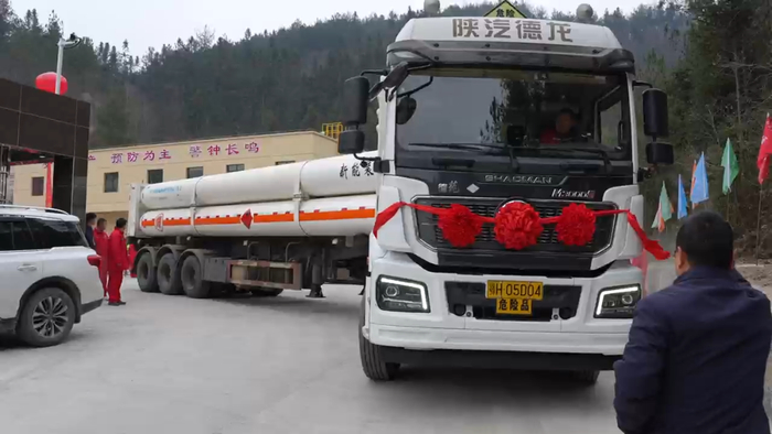 12月19日，一辆天然气运输槽车从野三关供气站将天然气运往县城。