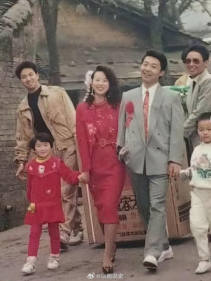 拍摄于1992年，一对新人结婚的场面