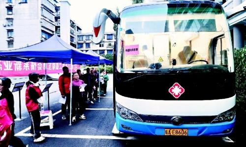 雅安职工在移动体检车前等待做胸部X线检查。受访单位供图