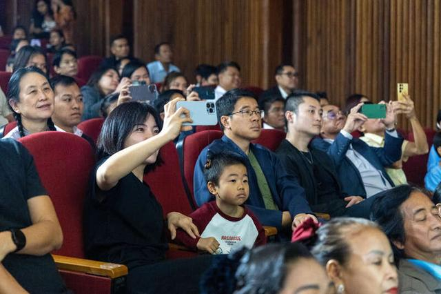 观影的观众们。李浩/摄