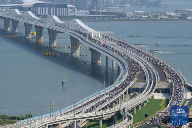 2024年10月1日，澳门首座双向八车道跨海大桥——澳门大桥正式通车。图为市民在澳门大桥上参与健步行。 图源：新华社 