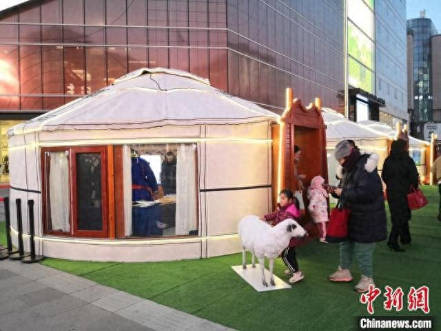 12月20日，北京，内蒙古锡林郭勒盟东乌珠穆沁旗代表团在王府井步行街临时搭建的蒙古包内推广当地特色美食 戚连民 摄