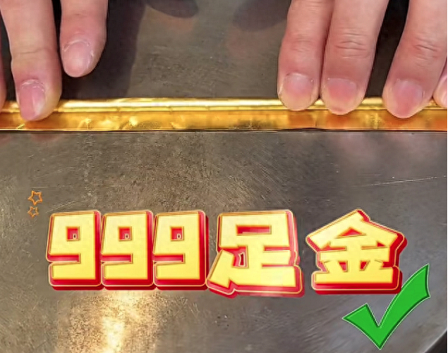 视频展示手工制作“金包银”首饰。资料图片