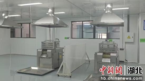 图为道地药材加工生产车间。