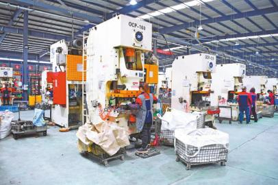 　　仪陇县振鑫精密冲压件有限公司的生产场景。