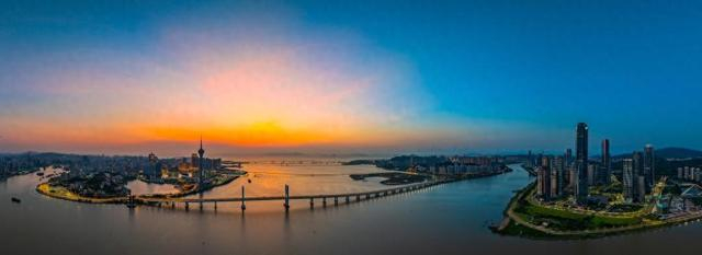 这是2024年8月8日拍摄的澳门和横琴晨曦景色。 图源：新华社 