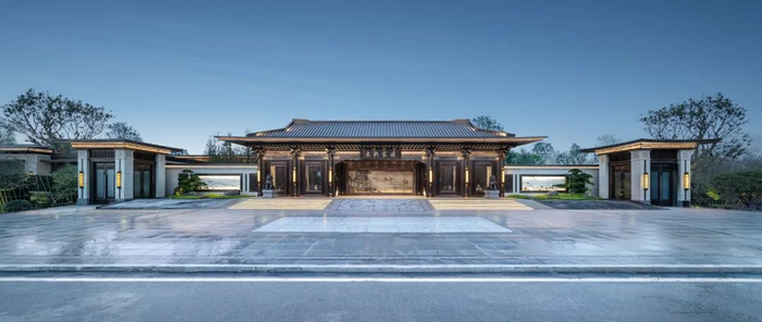 ▲小区大门为中式高规制府门。