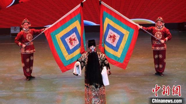 图为戏曲串烧《戏韵天山》。王小军 摄