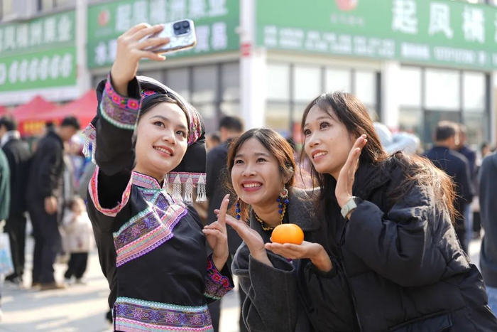 ▲市民与沃柑合影。