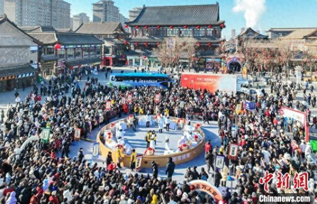 图为2024年呼和浩特烧麦美食大会开幕式现场，直径10米的巨型“蒸笼”内，烧麦师傅同步展示烧麦制作传统技艺。 王劭凯 摄