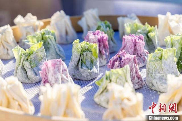 图为颜色各异的烧麦制作完成。 王劭凯 摄