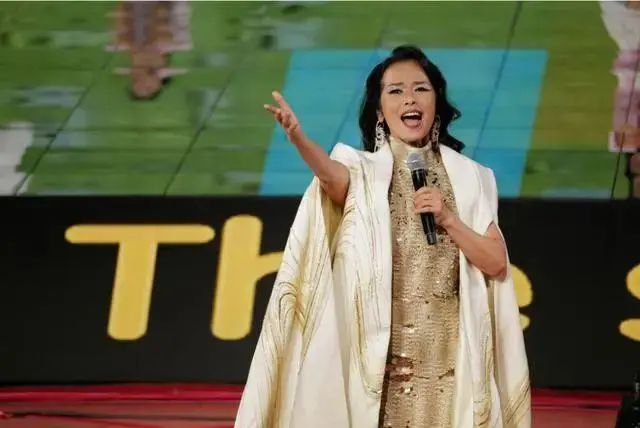 △2023年，59岁的韦唯在北京工体再唱《亚洲雄风》，多少人直呼梦回当年。