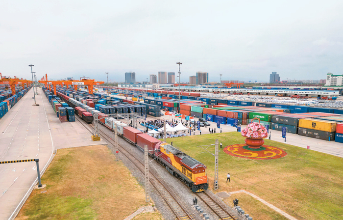 中欧班列“织线成网”辟通途。（西安浐灞国际港 供图）
