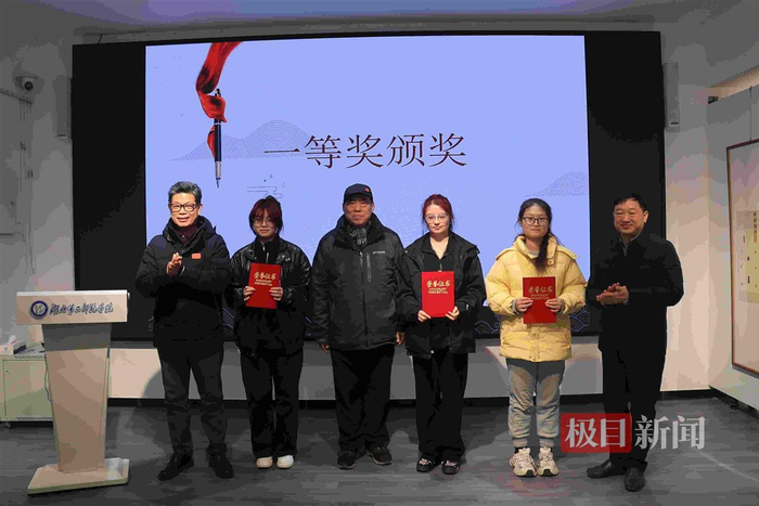 首届湖北高校硬笔书法大赛获奖作品展在武汉开幕