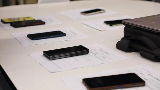 图为警方查获涉案电脑、手机等作案工具。 