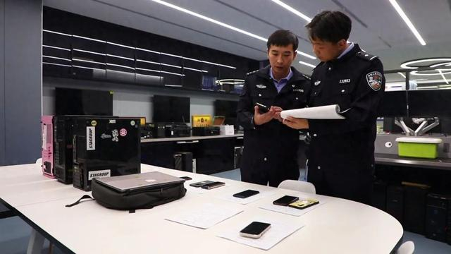 图为民警对查获的作案工具进行登记。 