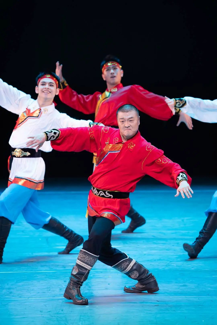 姜铁红带领学生一起《奔腾》