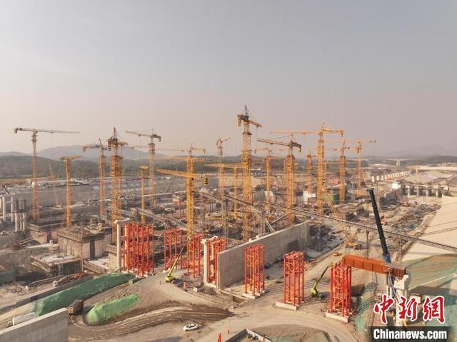 平陆运河企石枢纽大桥首节钢箱梁吊装。平陆运河集团供图