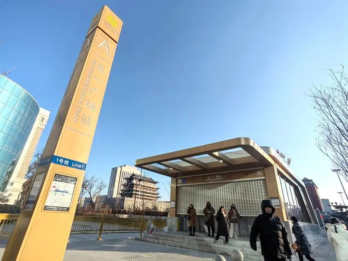 ▲五一广场站紧邻迎泽大街主干道，也成为一道亮丽的风景线