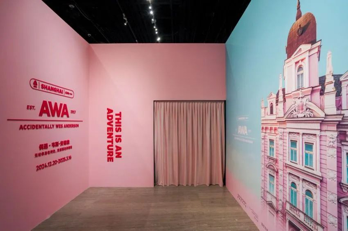 图注：“偶遇-韦斯·安德森”美学摄影展览现场二楼展厅入口©上海复星艺术中心