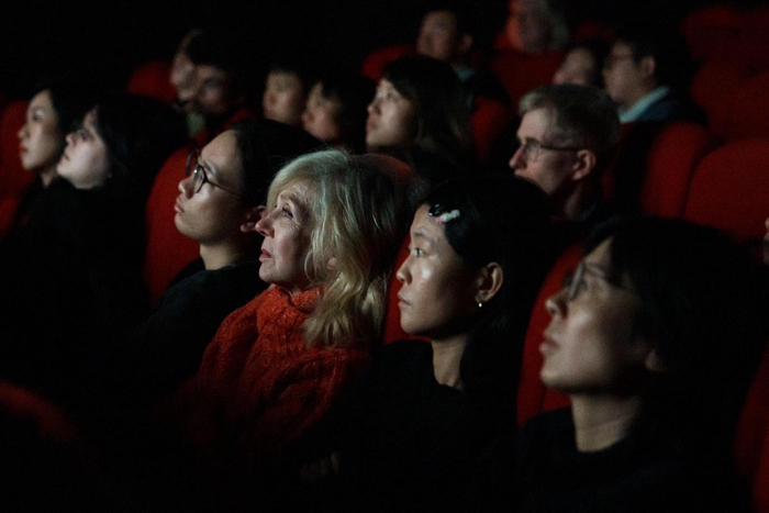 观众认真观看山海短片