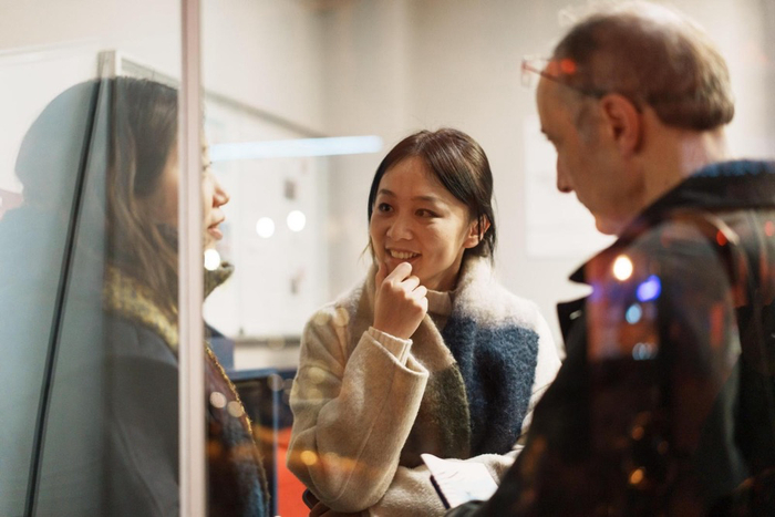 导演张迪（中）与当地影迷交流