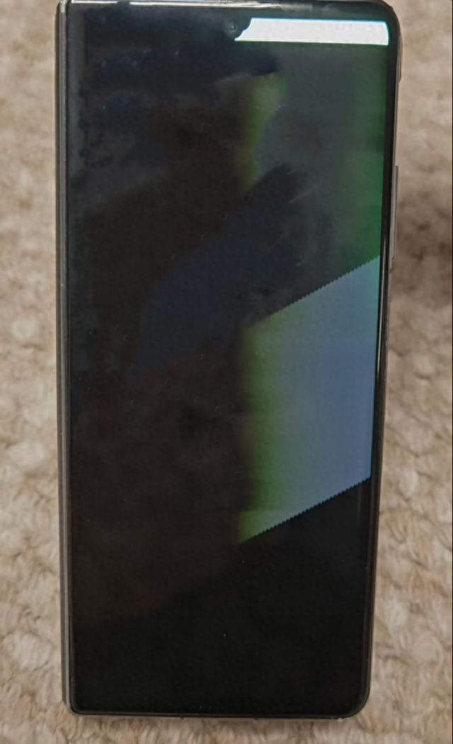 山东济南孙先生的折叠屏手机，外屏出现白屏现象。