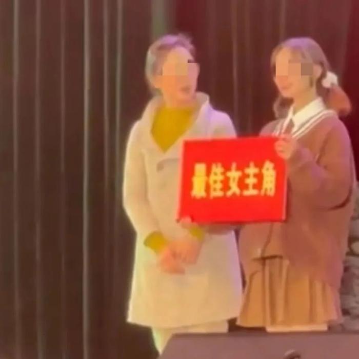 国内某高校被骂惨的“领奖台小公主”，让我看到人性最毛骨悚然的一面