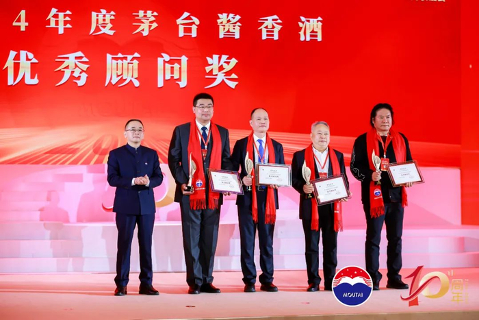 颁发“优秀顾问奖”