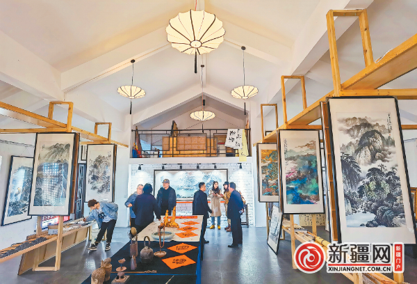 在米东区长山子镇湖南村福寿居艺术馆，游客在参观画展。 （乌鲁木齐晚报资料图片）