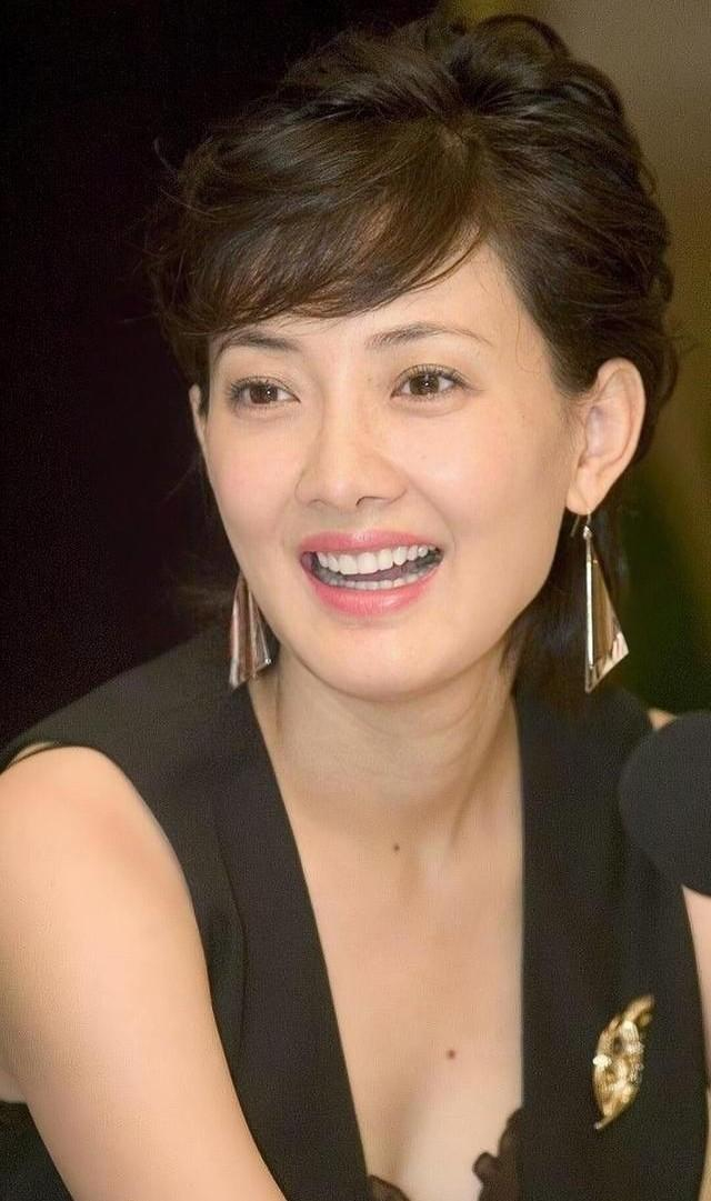 演员牛莉:结婚26年几乎不做饭,连生3个孩子被丈夫一家宠成宝