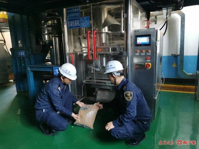 自动取制样机制出的样品。（防城海关供图）
