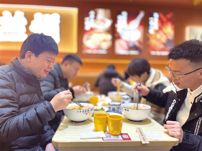     食客品尝兰州牛肉拉面