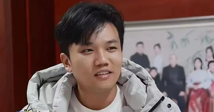 被拐26年后他被亿万富豪爸爸寻回，却拒收三房一车，如今过得怎样了？