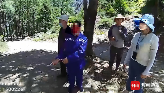 犯罪嫌疑人指认藏匿野生猕猴地点。（达州警方供图）
