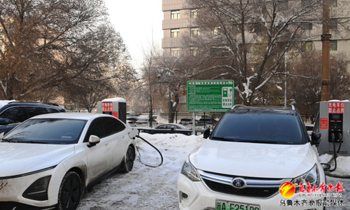 　　12月24日，在科学一街新能源汽车充电站，车辆正在充电。记者陈岩摄