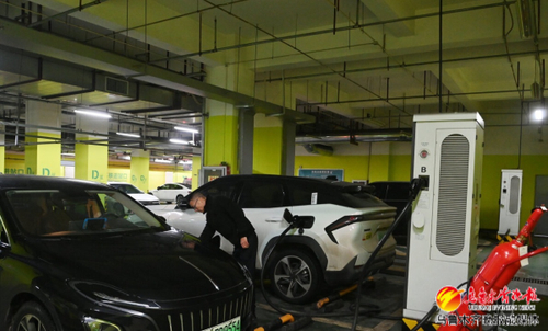 　　12月24日，在乌鲁木齐站北广场地下停车场超冷液压汽车充电站，社会车辆正在为车辆充电。记者陈岩摄
