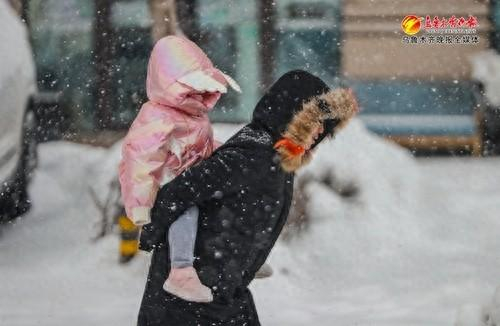 　　乌鲁木齐市民冒雪出行。资料图片