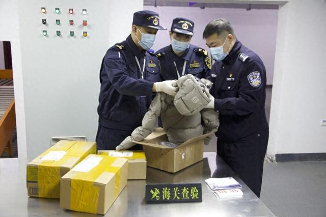   海关缉私部门查获的走私服装。（大连海关供图）