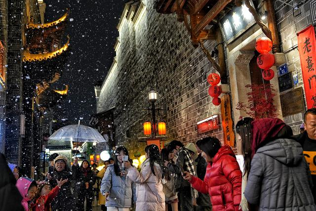 万寿宫用人工降雪营造节日氛围。澎湃新闻记者 王珏玮 摄