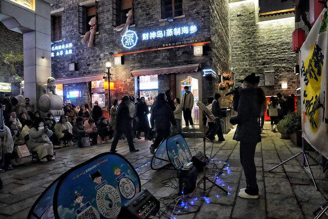万寿宫街区的路边演唱表演。澎湃新闻记者 王珏玮 摄
