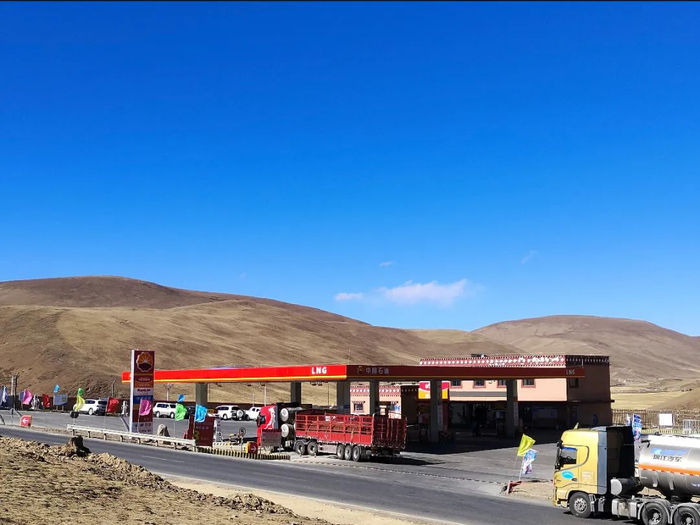 位于海拔4200米的雅江红龙加油加气站。邓雪娇 摄