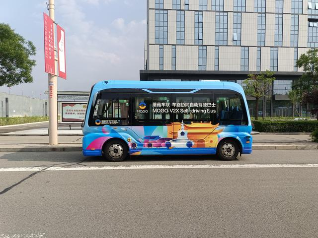 鄂尔多斯大街上行驶的自动驾驶巴士。 图片来源：康巴什区宣传部